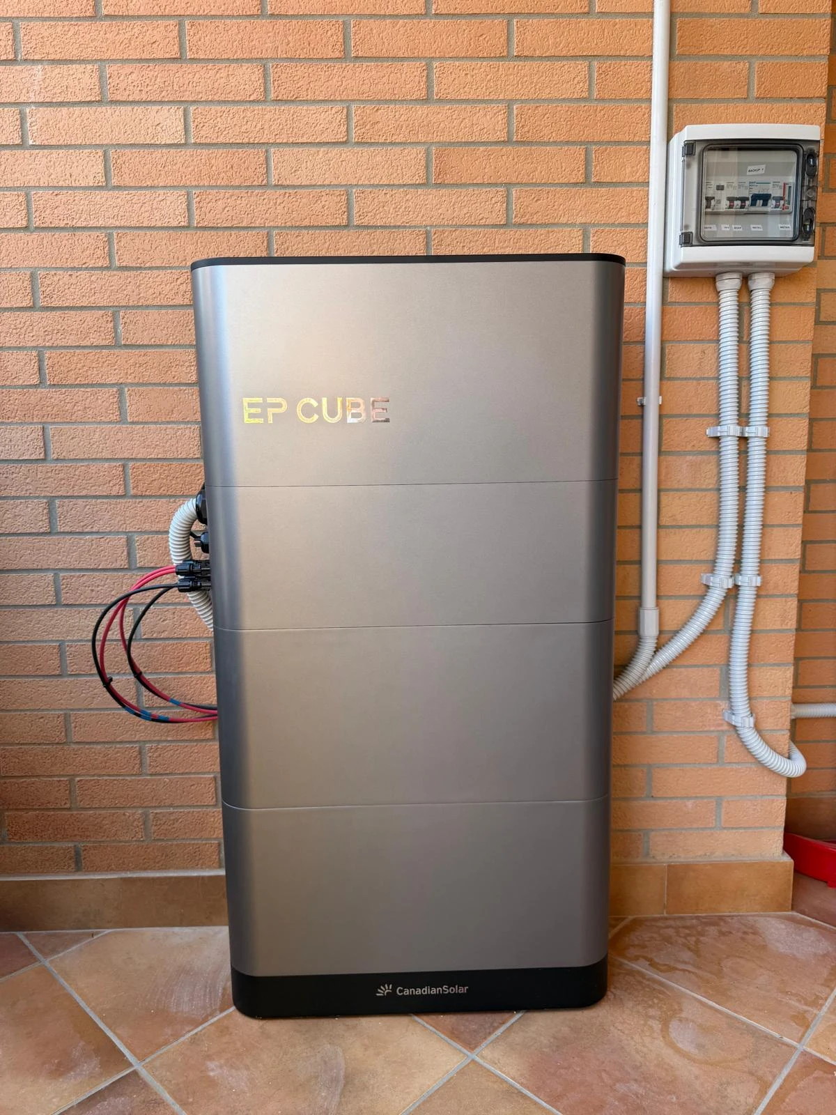 Foto reale del sistema EP Cube Canadian Solar installato a San Nicandro Garganico